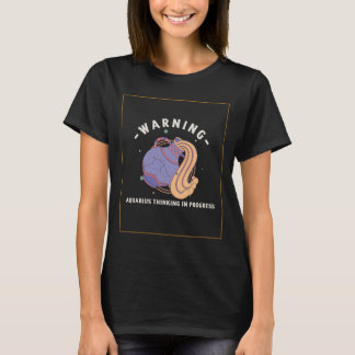 Camiseta Atenção Aquarius Pensando Em Curso