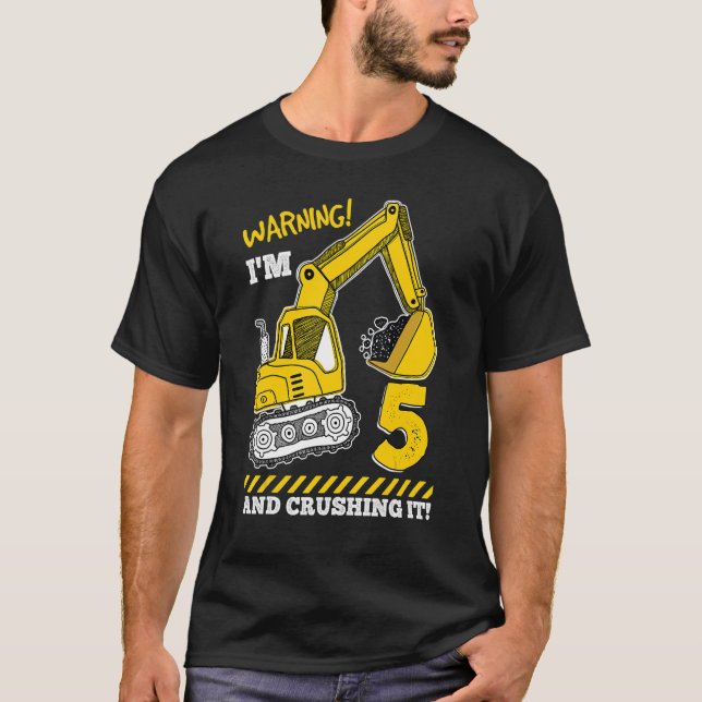 Camiseta Atenção, Eu Sou 5 E Fiz Um Carregador De Escavador (Frente)