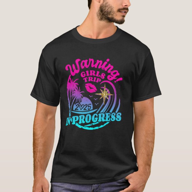 Camiseta Atenção Meninas Viagem Em Andamento 2025 No Fim De (Frente)
