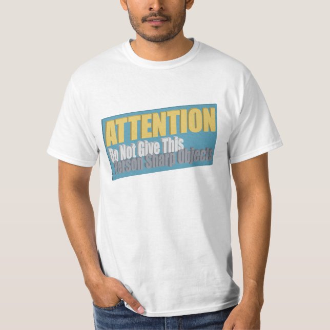 Camiseta ATENÇÃO Não Dê Objetos Pontiagudos a Esta Pessoa (Frente)