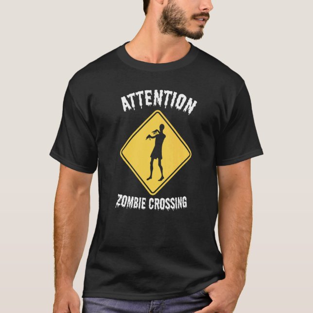 Camiseta Atenção Zombie atravessando o truque do Halloween  (Frente)