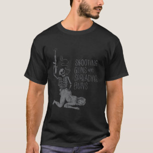 Camiseta Atirando Armas E Espalhando Armas