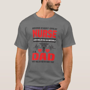 Camiseta Atrás De Cada Enfermeira Excelente Está Um Pai Q