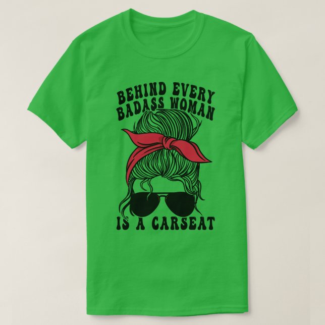 Camiseta Atrás De Cada Mulher Maldita Está Uma Sentada Mãe  (Frente do Design)