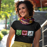 Camiseta Atriz Personalizada da Companhia de Teatro Peace L<br><div class="desc">Uma bela camisa de atriz personalizada para uma companhia de teatro,  um clube de teatro ou aqueles que adoram a arte de agir. Personalize isso com seu nome de teatro ou sociedade em branco acima do legal sinal de paz,  coração e máscaras de drama. Teatro Peace Love.</div>