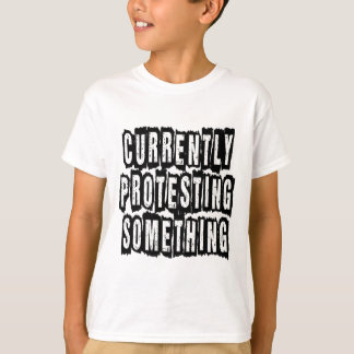 Camiseta Atualmente protestando algo