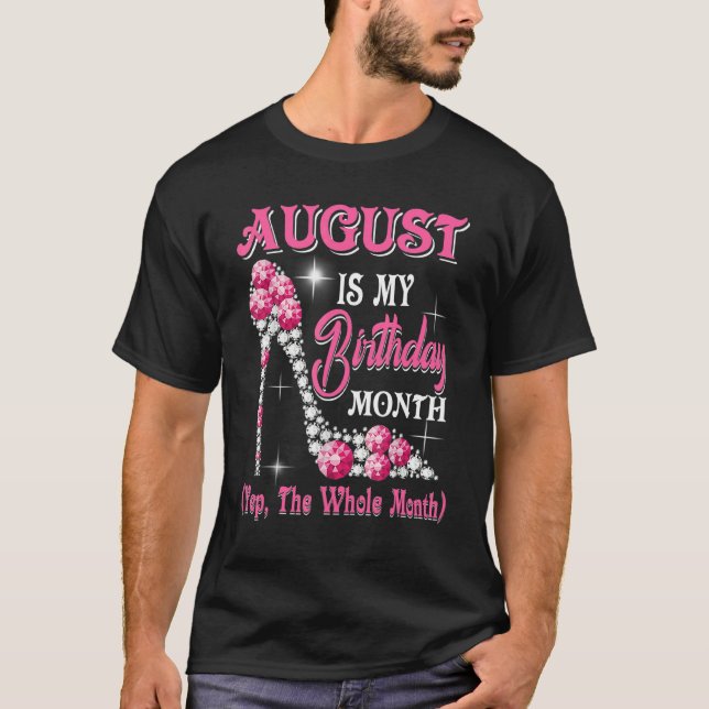 Camiseta August É O Meu Aniversário Mês Calçados Rainha Fel (Frente)