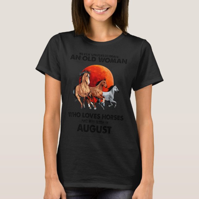 Camiseta August Nunca Subestima Uma Velhinha Que Ama (Frente)