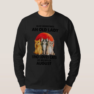 Camiseta August Nunca Subestime Uma Velha Que Ama C