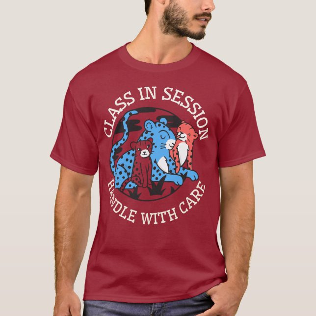 Camiseta Aula Em Sessão Manuseie Com Cuidado Professor (Frente)