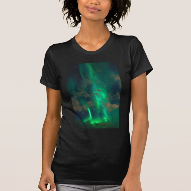Camiseta Aurora boreal verde bonita com nuvens (Frente)