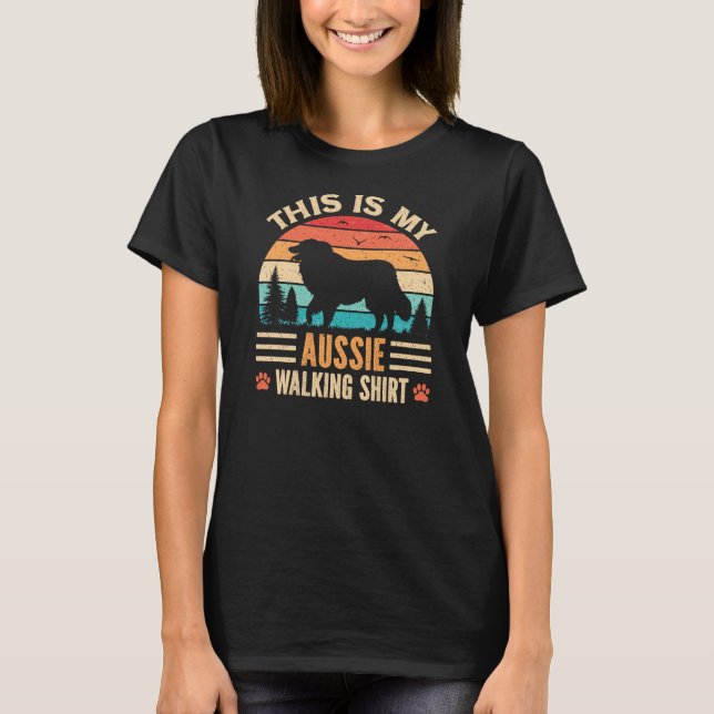 Camiseta Aussie Walking Mom Australian Shepherd Sunset (Frente)