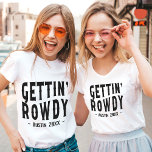 Camiseta Austin Bachelorette Gettin Rowdy Bridesmaid<br><div class="desc">Você está pronto para a festa da vida? Se você vai se casar nos próximos meses ou só quer jogar uma festa de solteira épica, nós temos a coisa certa! Nossa Bachelorette de Austin, a camiseta personalizada de Bridesmaid de Rowdy é perfeita para a sua gangue. Não só é hilário...</div>