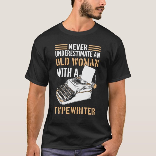 Camiseta Author Never Underestimate An Old Woman With A Typ (Frente)
