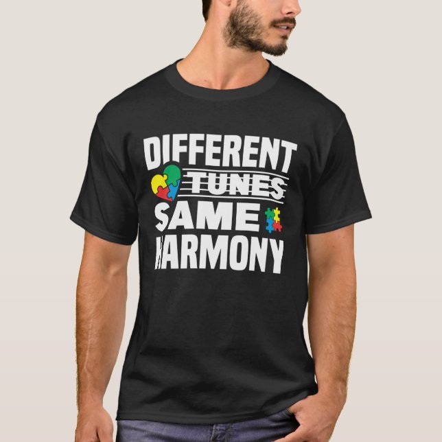 Camiseta Autism Awareness Month Different Tunes Same Harmon (Frente)