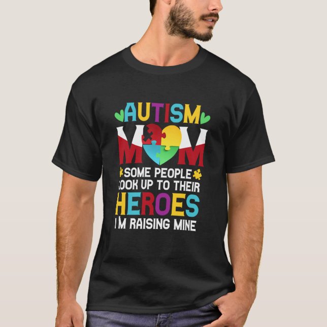 Camiseta Autism Mom People Look Up Their Heroes Raising Min (Frente)