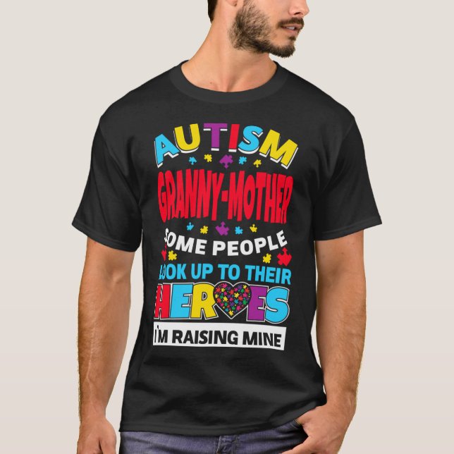 Camiseta Autismo Avó Pessoas Mãe Olham Para Os Heróis (Frente)