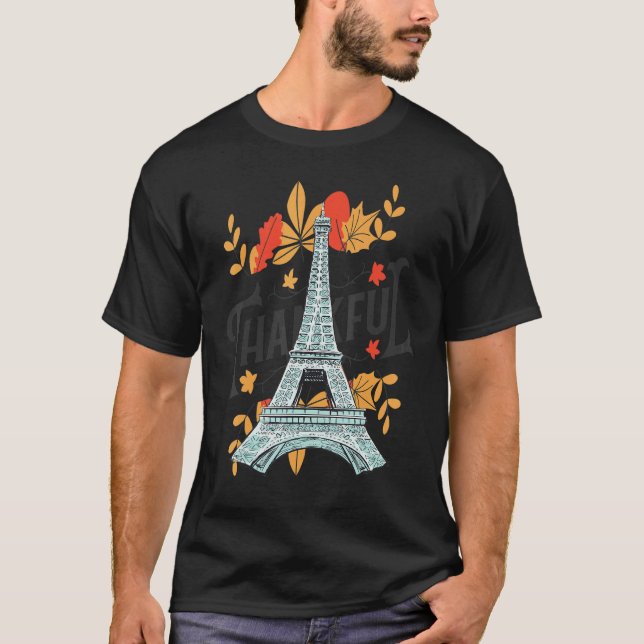 Camiseta Autumn Leaves in Paris Eiffel Tower Fall Vibes in  (Frente)
