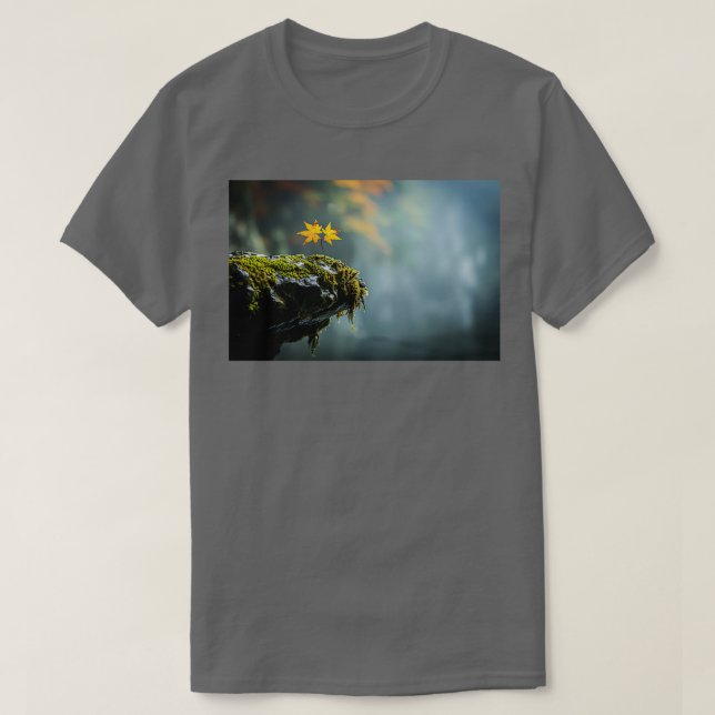 Camiseta Autumn Leaves no Mossy Rock Cliff Edge Copy (Frente do Design)