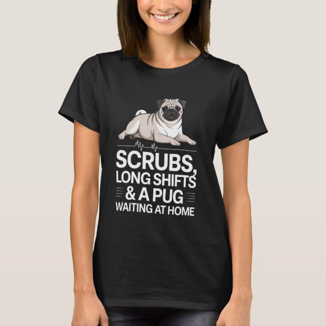 Camiseta Aventais Turnos Longos e Um Pug Esperando em Casa  (Frente)