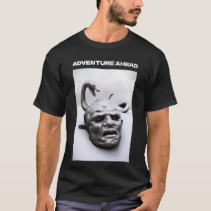Camiseta Aventura à Frente. Escultura de cobra acima da cab