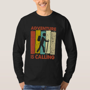Camiseta Aventura de Camping Está Chamando Montanhista da N