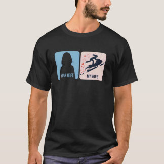 Camiseta Aventura de Moto de Neve: Sua Esposa vs Minha Espo