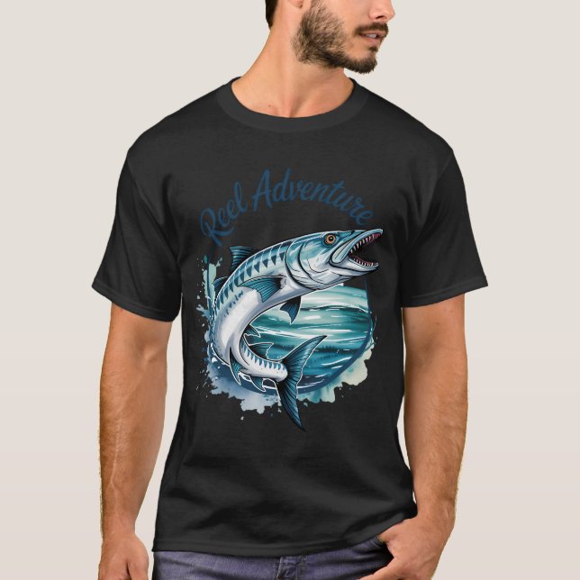 Camiseta Aventura de Pesca – O Barracuda do Mar Profundo (Frente)