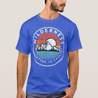 Camiseta Aventura Selvagem Está Chamando Caminhada Acampame
