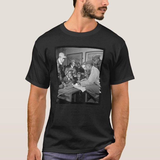 Camiseta Aviadores de Tuskegee Preparando-se Para a Batalha (Frente)