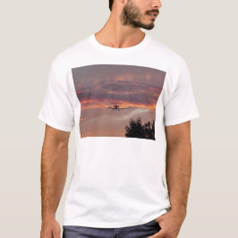 Camiseta Avião Comercial Aterrissando Ao Pôr do Sol