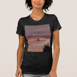 Camiseta Avião Comercial Aterrissando Ao Pôr do Sol