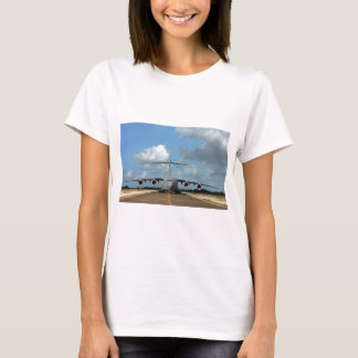 Camiseta Avião de carga militar aterrissando