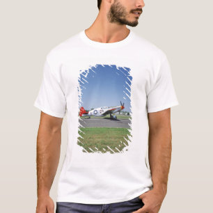 Camiseta Avião vermelho da cauda de P-51 C Tuskegee no ar