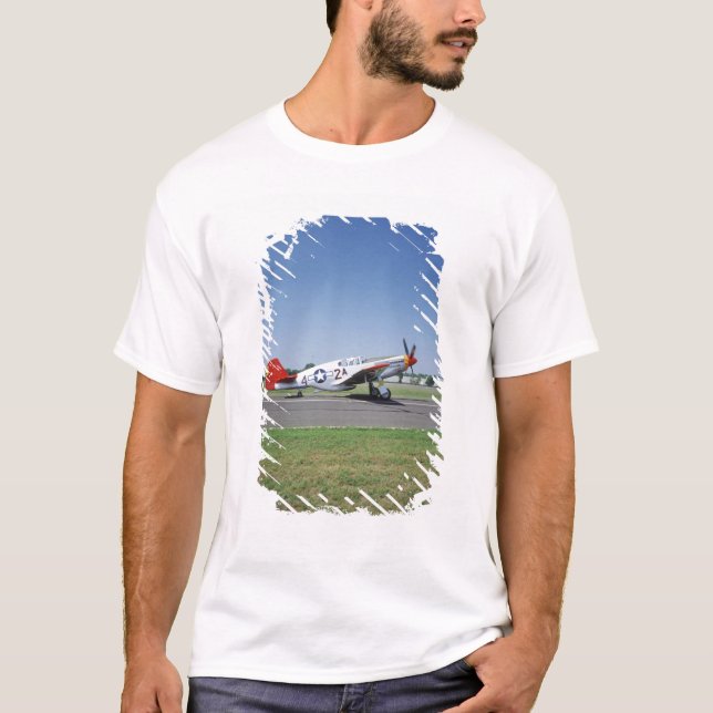 Camiseta Avião vermelho da cauda de P-51 C Tuskegee no ar (Frente)