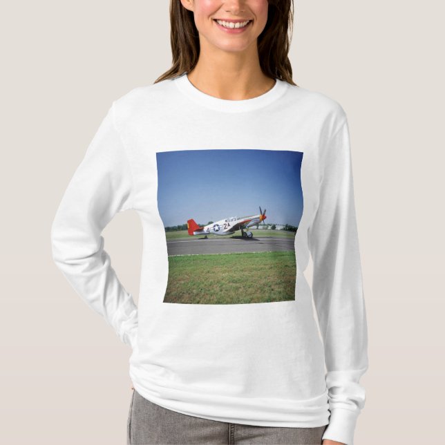 Camiseta Avião vermelho da cauda de P-51 C Tuskegee no ar (Frente)