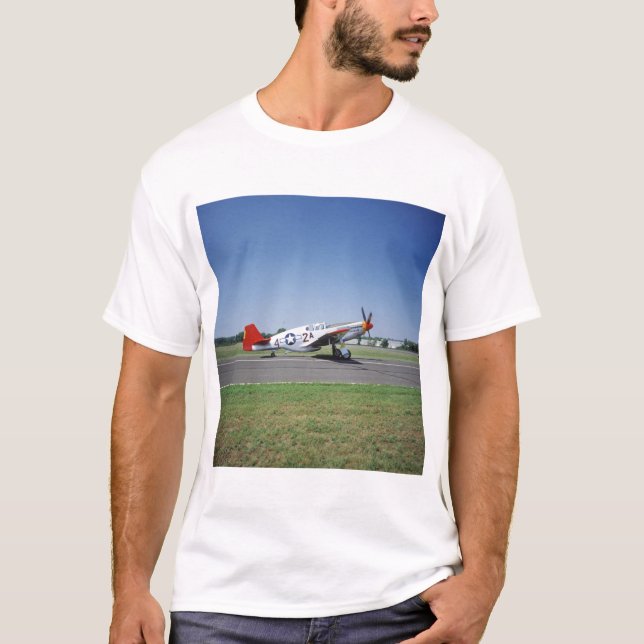Camiseta Avião vermelho da cauda de P-51 C Tuskegee no ar (Frente)