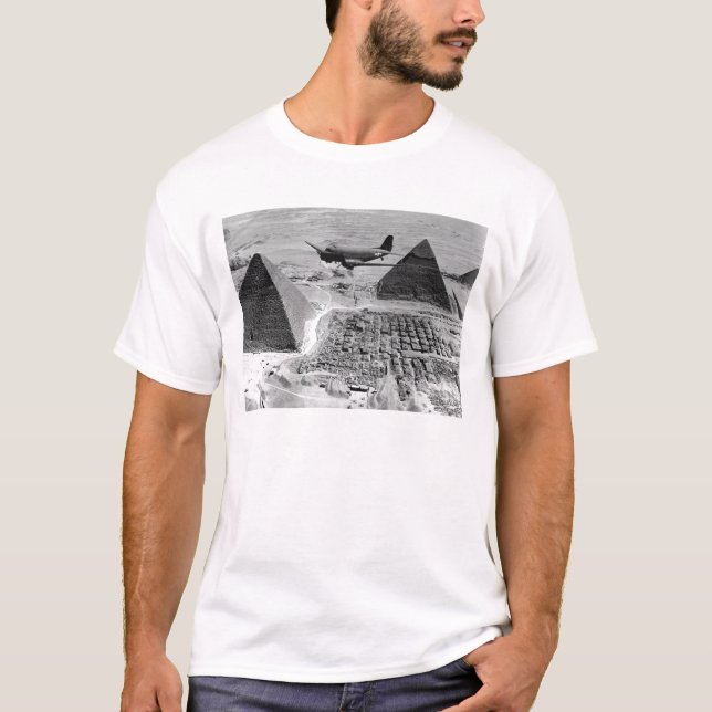 Camiseta Aviões de Transporte da WWII Voando sobre Pirâmide (Frente)