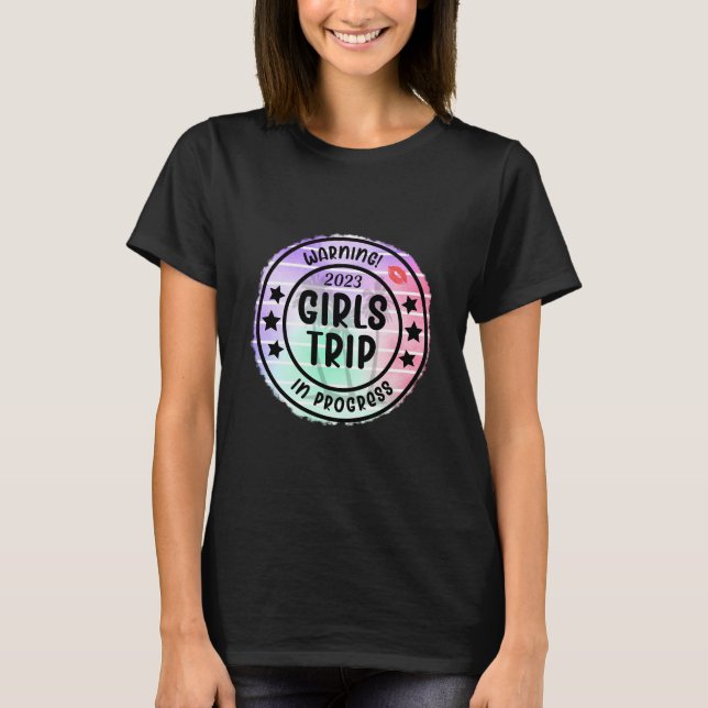 Camiseta Aviso 2023 Viagem De Meninas Em Andamento (Frente)