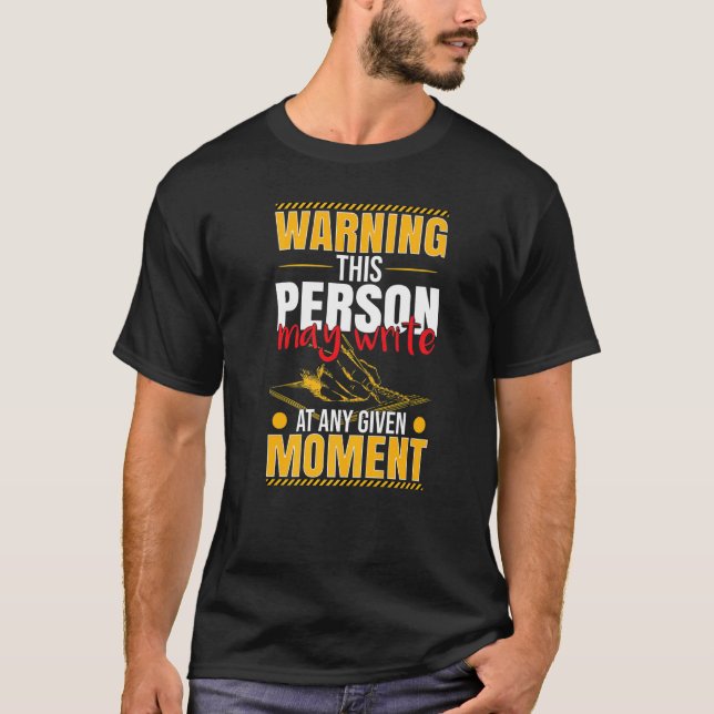 Camiseta Aviso A Esta Pessoa Pode Escrever Em Qualquer Mome (Frente)