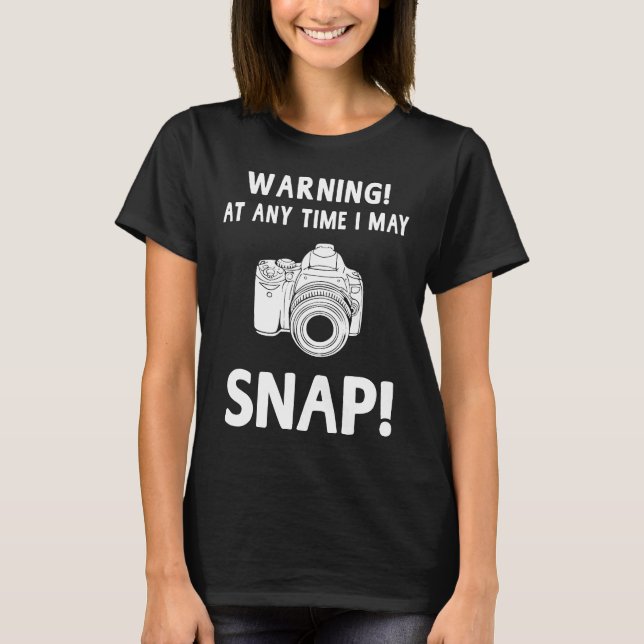 Camiseta Aviso A Qualquer Momento Posso Encaixar Fotógrafo  (Frente)