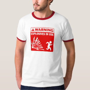 Camiseta Aviso! Explosivos no t-shirt do uso