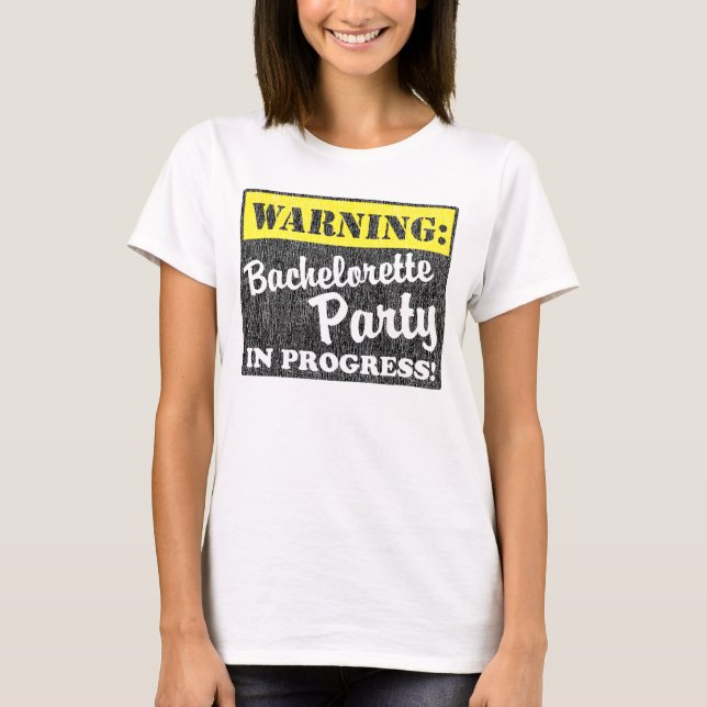 Camiseta Aviso: Festa de solteira em andamento (Frente)
