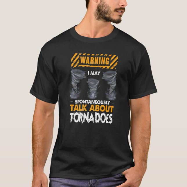Camiseta Aviso Posso Falar Espontaneamente Sobre Tornadoes (Frente)