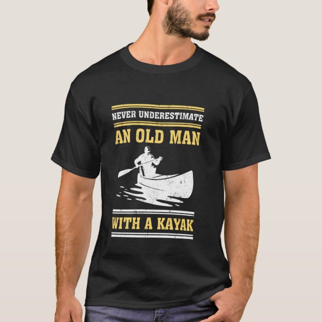 Camiseta Avô Nunca Subestima Um Velho Com Um Kaya (Frente)