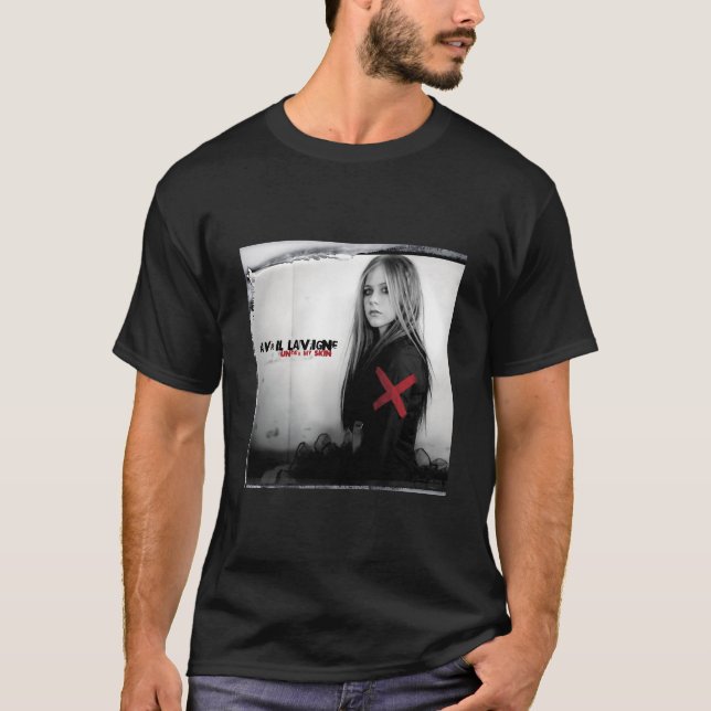 Camiseta AVRIL LAVIGNE - SOB A MINHA PELE, T-Shirt Clássica (Frente)