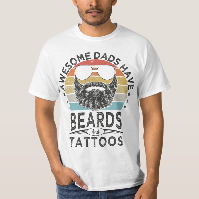 Camiseta Awesome Dads Have Beards and Tattoos Funny bearded (Frente)