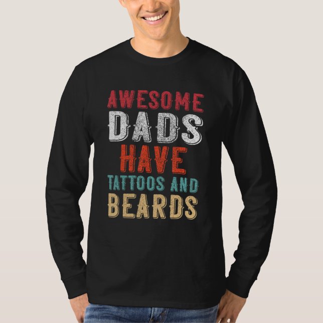 Camiseta Awesome Dads Have Tatoo and Beards Father s Day (Frente)
