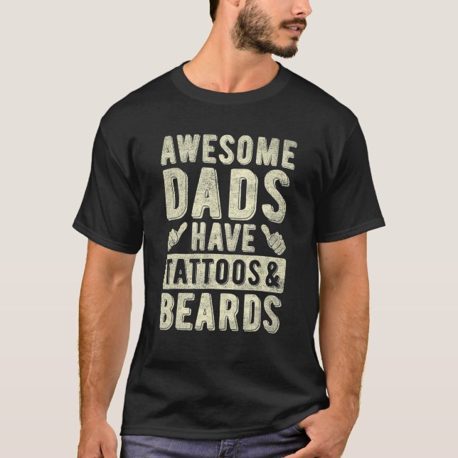Camiseta Awesome Dads Have Tattoos And Beards Fathers Day H (Frente)