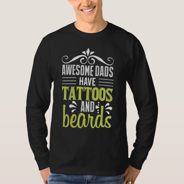 Camiseta Awesome Dads Have Tattoos And Beards Go Barber Sto (Frente)